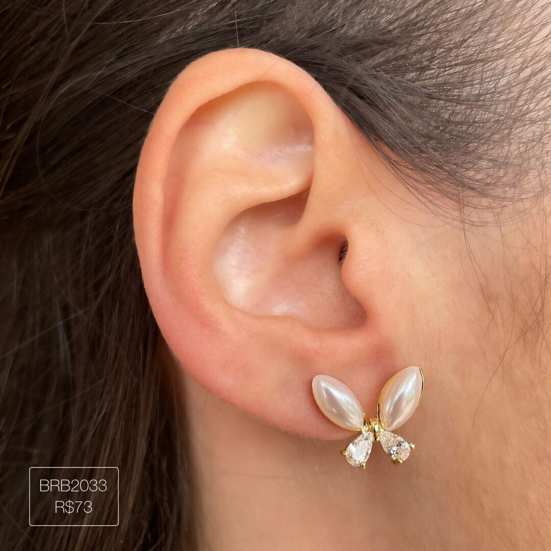 Brinco Borboleta c/ Asas de Pérola Cravejado Cristal Dourado